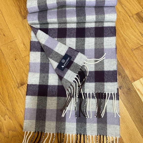Aquascutum wool cashmere fringed scarf. Unisex - Picture 6 of 6